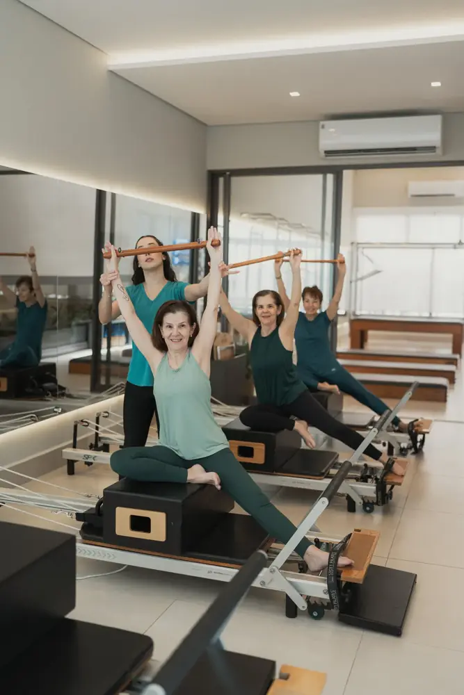 Aula de Pilates em grupo com foco em integração corporal